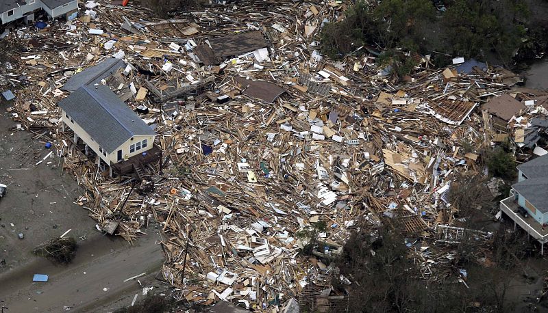 La población texana de Crystal Beach amanece de esta manera por la fuerza devastadora del huracán Ike