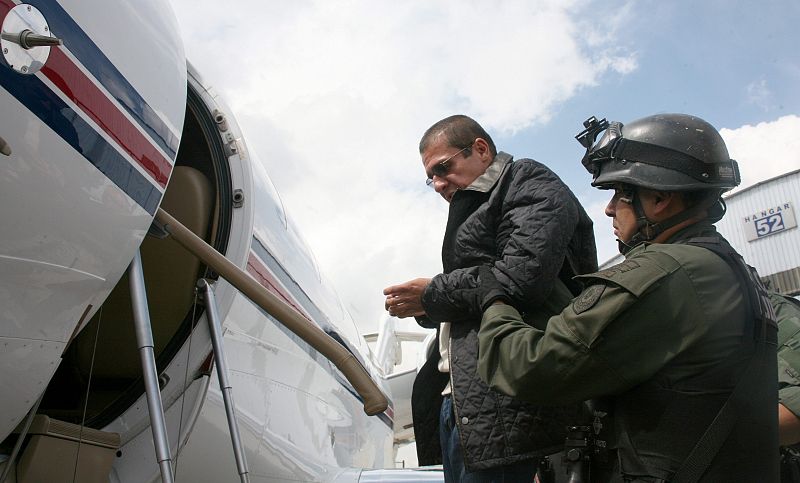 'Don Diego' es ayudado a subir a un avión del Departamento Estadounidense Antidrogas (DEA).