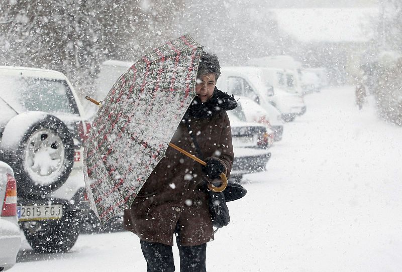 Un vecino de Soria se cobija bajo su paraguas de las intensas nevadas caídas en Castilla León