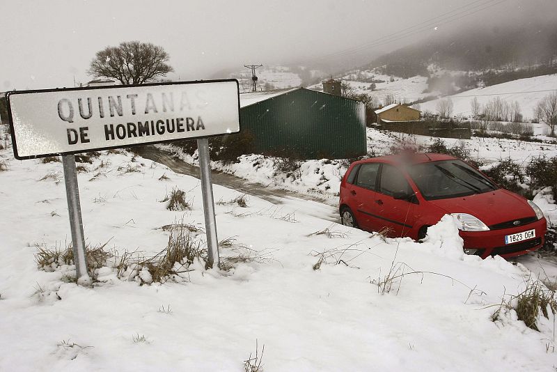 Imagen del barrio de Quintanas de Hormiguera, dependiente de la localidad palentina de Aguilar de Campoo, tras las nevadas caídas en el norte de la provincia de Palencia.