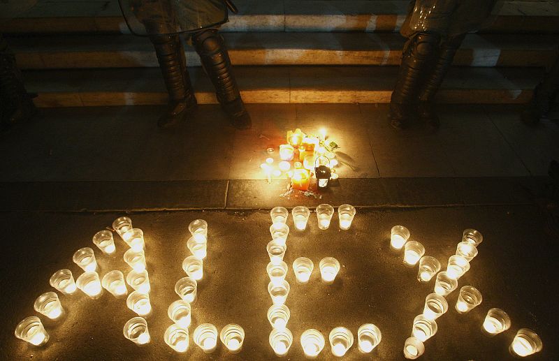 El 13 de diciembre unas velas recuerdan al joven muerto hace una semana por un disparo policia, suceso que ha desencadenado una semana de disturbios en las calles de Atenas y tras ciudades de Grecia.