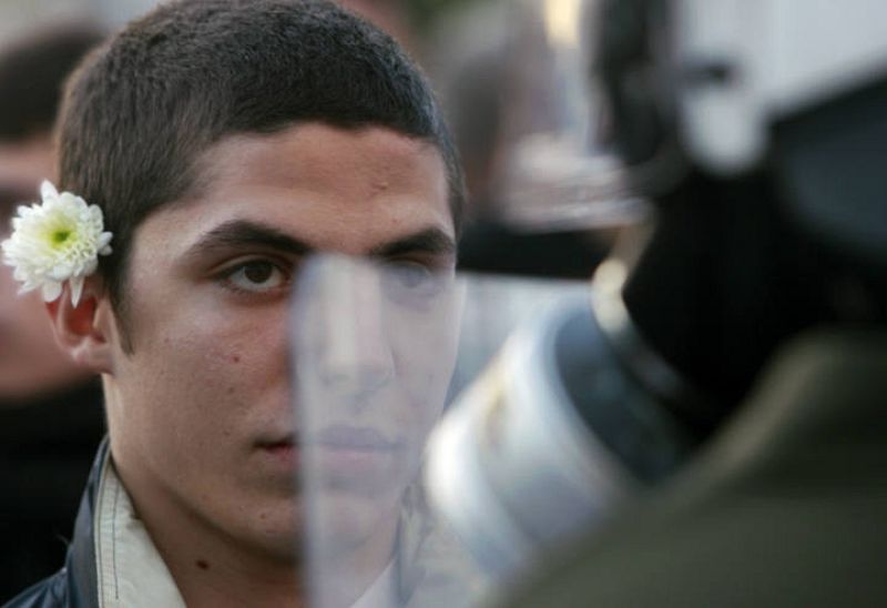 Un manifestante mira a un policía griego en el transcurso de una manifestación el día 13 de diciembre en Atenas.  