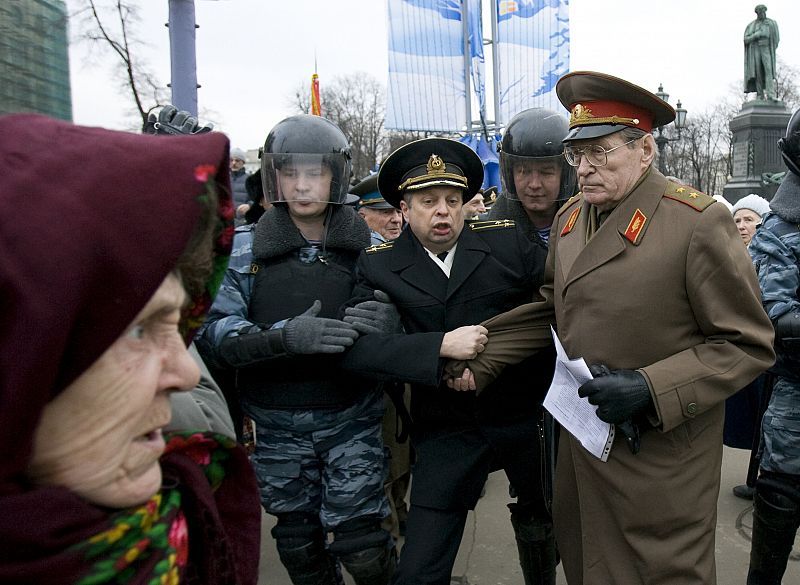 Decenas de personas han sido detenidas en Moscú en una manifestación no permitida contra el gobierno de Putin.