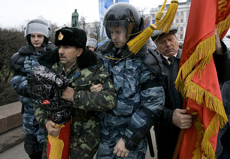 Decenas de personas han sido detenidas en Moscú en una protesta no permitida contra el Gobierno de Putin. En la imagen el detenido es un miembro de la Unión Soviética de Oficiales.
