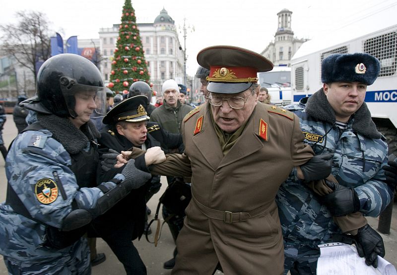 Detención a un miembro de la Unión Soviética de Oficiales en una manifestación no permitida contra Putin en Moscú, Rusia.