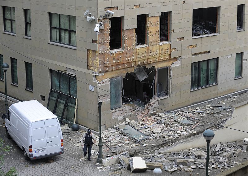 La banda terrorista ETA hace estallar una bomba en los juzgados de Tolosa