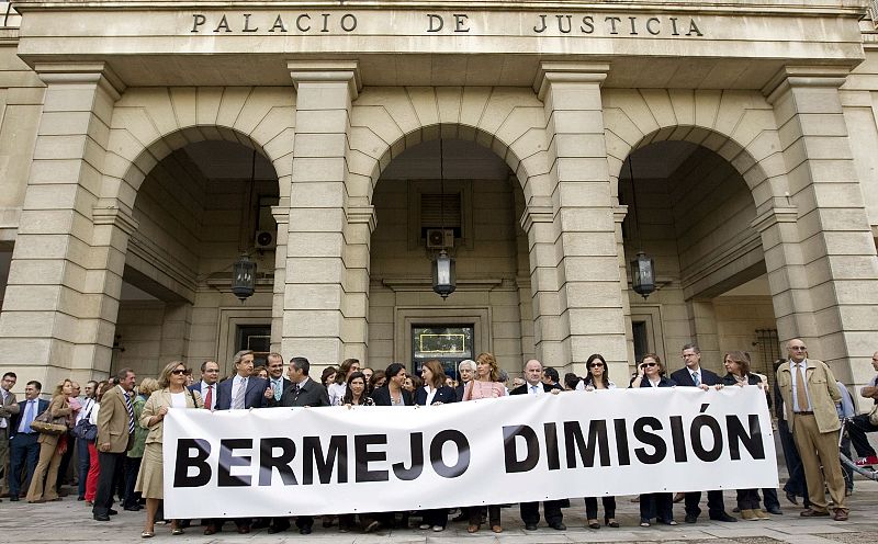 Sanción de dos años de suspensión de empleo y sueldo a Juana Gálvez