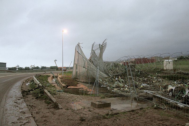 Cae una tromba de agua sobre Melilla y provoca la inundación del puesto fronterizo de Beni Enzar