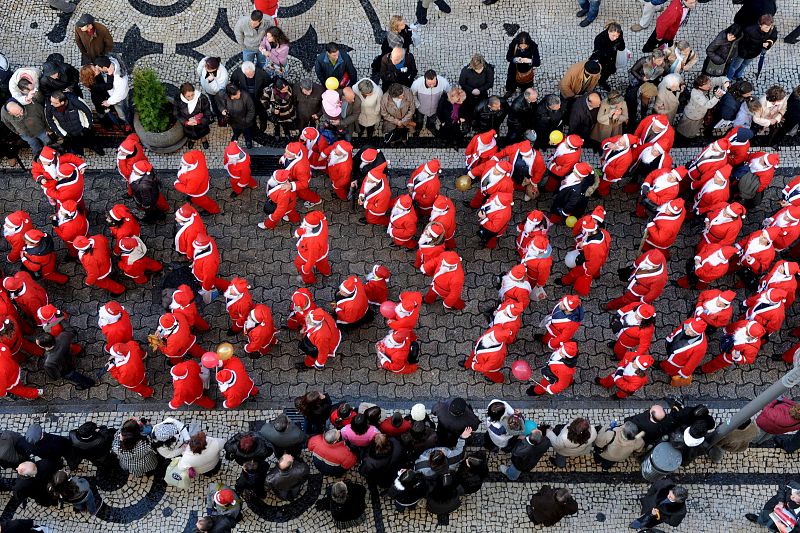 CIENTOS DE PERSONAS VESTIDAS CON TRAJES DE PAPÁ NOEL