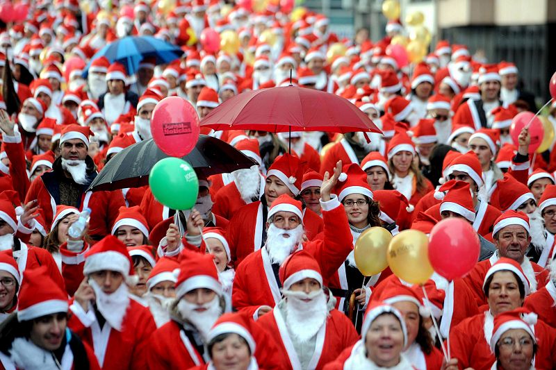 CIENTOS DE PERSONAS VESTIDAS CON TRAJES DE PAPÁ NOEL