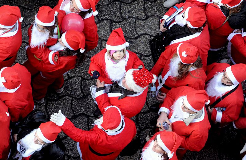 CIENTOS DE PERSONAS VESTIDAS CON TRAJES DE PAPÁ NOEL