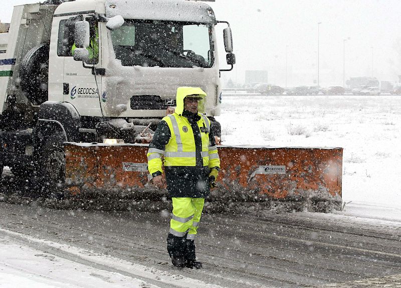 Una máquina quitanieves trabaja en una carretera de Salamanca