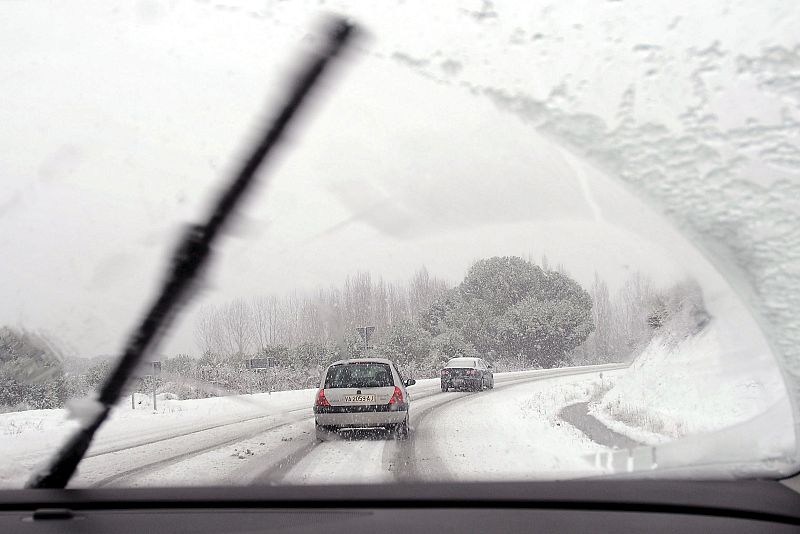 Varios vehículos transitan por la carretera que une las poblaciones de Viana de Cega y Boecillo, en la provincia de Valladolid