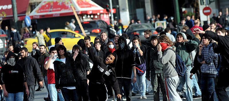 Unos 3.000 jóvenes se han concentrado este lunes frente a la principal comisaría de Atenas.