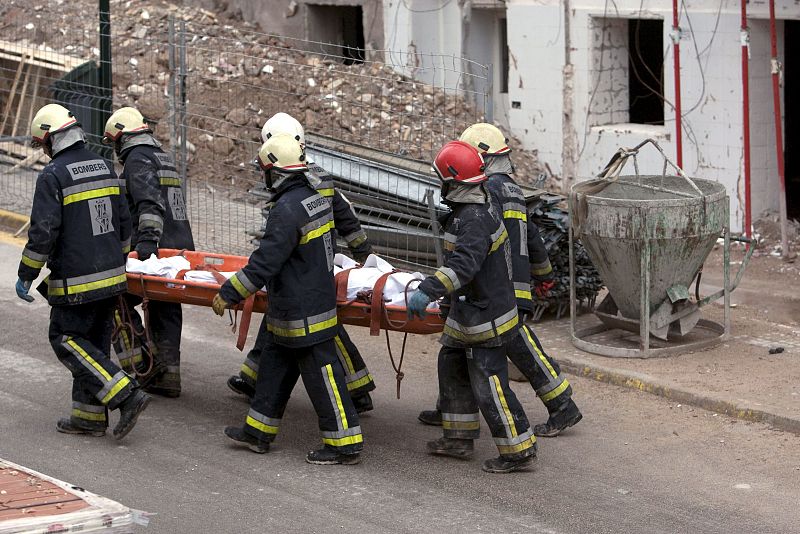 Miembros de los Bomberos de Mallorca rescatan el cadáver de uno de los obreros