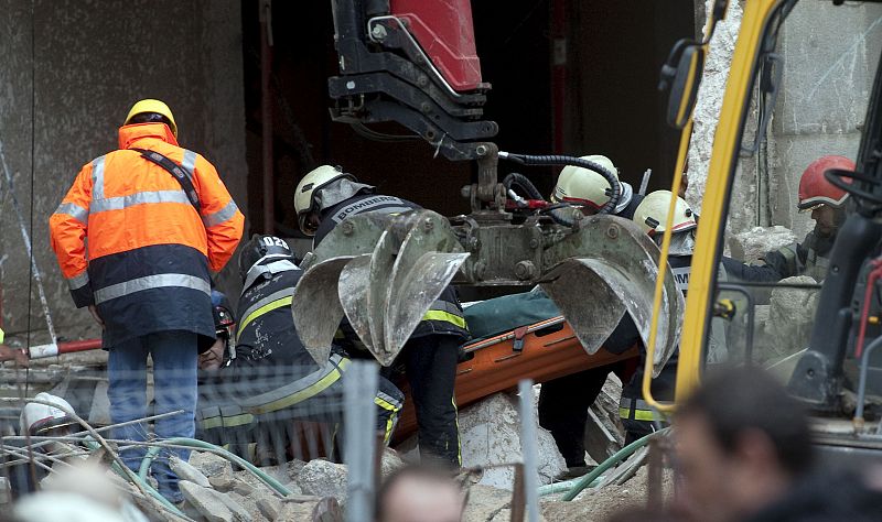 Los servicios de emergencia recuperan el primero de los dos trabajadores muertos