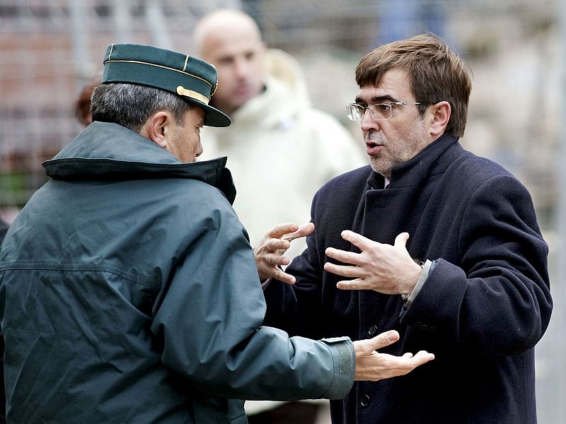 El presidente del Gobierno mallorquín, Francesc Antich, conversa con un miembro de la Guardia Civil durante la visita