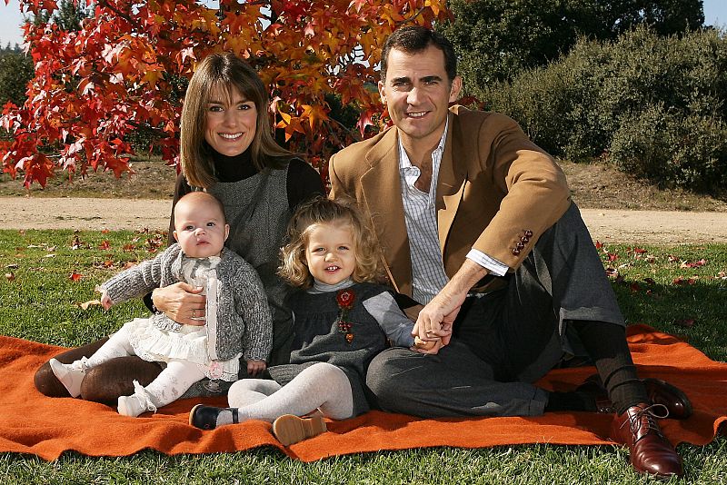 El Príncipe Felipe y su esposa, Letizia, posan con Leonor y Sofía en las Navidades de 2007