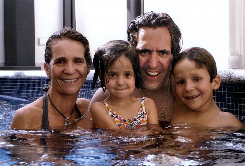 La infanta Elena y Jaime de Marichalar con sus dos hijos en la felicitación de 2005