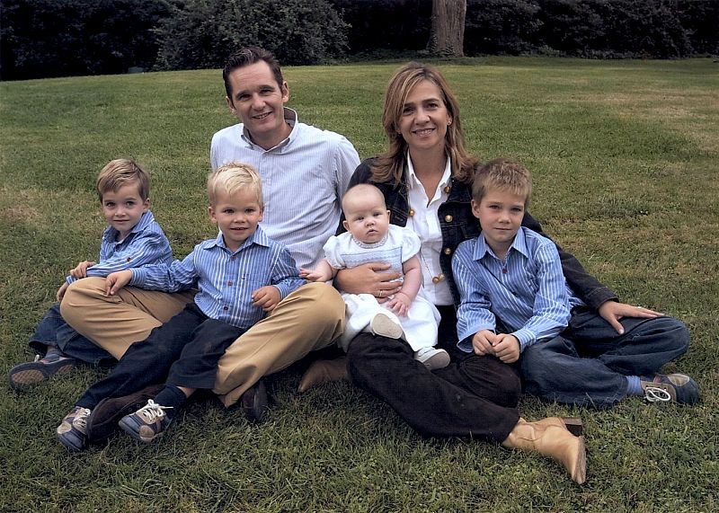 La infanta Cristina y su marido, Iñaki Urdangarín, posan con sus hijos en la felicitación de 2005.