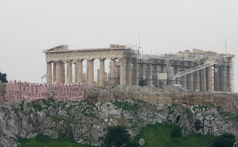 Pancartas en la Acrópolis de Atenas