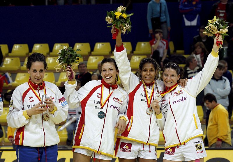 En la final se midieron ante la campeona olímpica, Noruega, donde el equipo nórdico hizo valer su gran potencial, ganando a las españolas por un contundente 34-21. Sin embargo el equipo se hizo con una histórica plata.