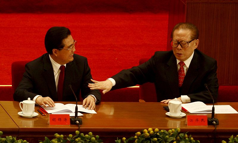 El presidente chino, Hu Hintao (i), bromea con su antecesor, Jiang Zemin (d), durante las celebraciones