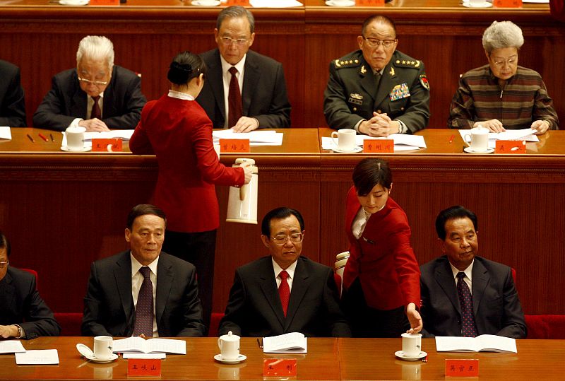 Azafatas sirven té a delegados chinos durante las celebraciones