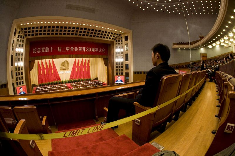 Un guardia de seguridad escucha la intervención del presidente chino