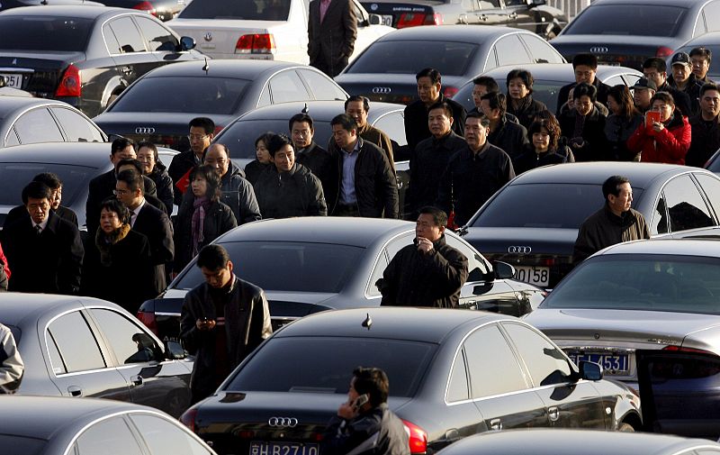 Miembros del Partido Comunista Chino aparcan sus coches de lujo