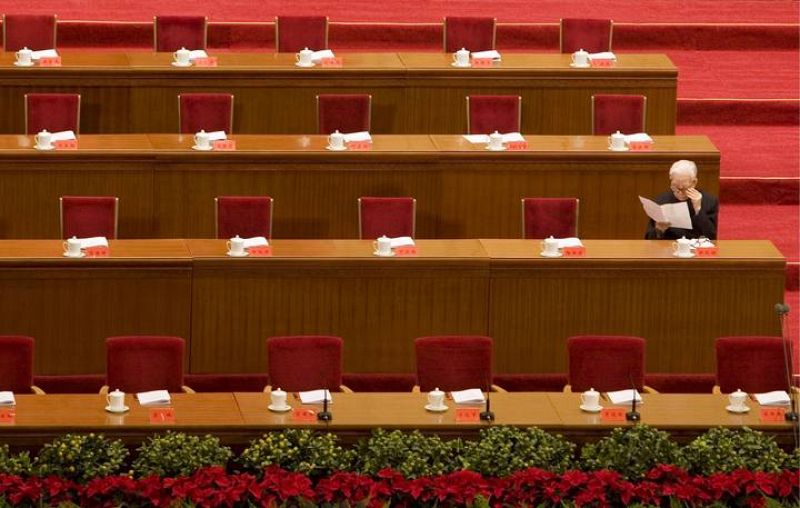 Un delegado chino lee antes del comienzo de las celebraciones por el 30 aniversario de la Reforma y la Apertura  