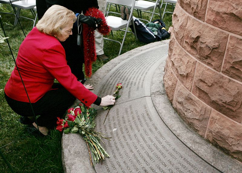 Familiares de las víctimas, en el monumento a su memoria