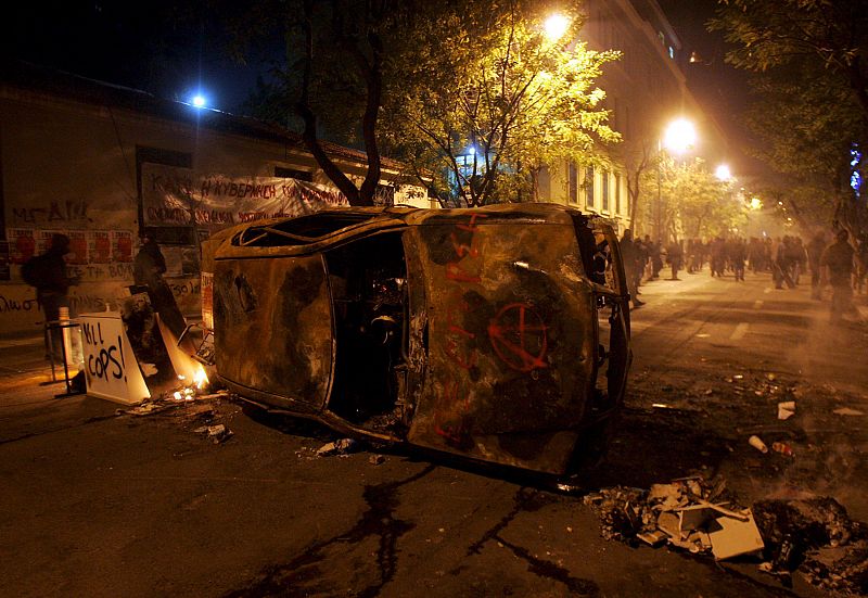 MANIFESTANTES SE ENFRENTAN CON LA POLICÍA LOCAL EN LA UNIVERSIDAD POLITÉCNICA EN EL CENTRO DE ATENAS