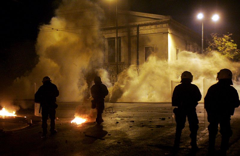 MANIFESTANTES SE ENFRENTAN CON LA POLICÍA LOCAL EN LA UNIVERSIDAD POLITÉCNICA EN EL CENTRO DE ATENAS