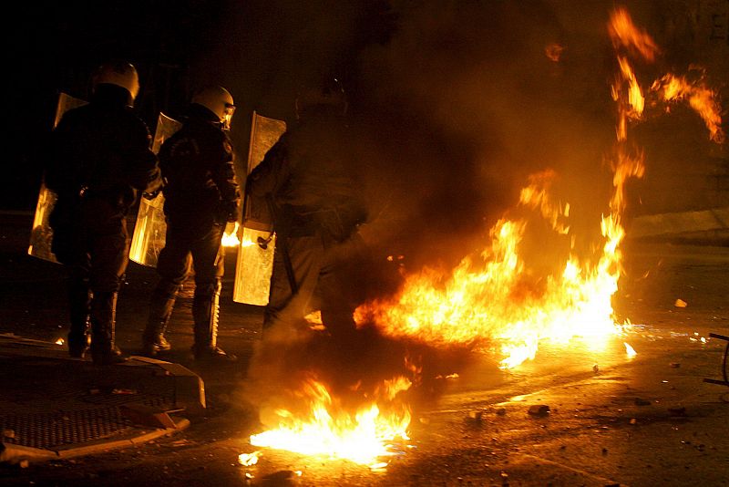 MANIFESTANTES SE ENFRENTAN CON LA POLICÍA LOCAL EN LA UNIVERSIDAD POLITÉCNICA EN EL CENTRO DE ATENAS