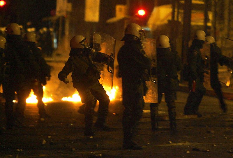 MANIFESTANTES SE ENFRENTAN CON LA POLICÍA LOCAL EN LA UNIVERSIDAD POLITÉCNICA EN EL CENTRO DE ATENAS