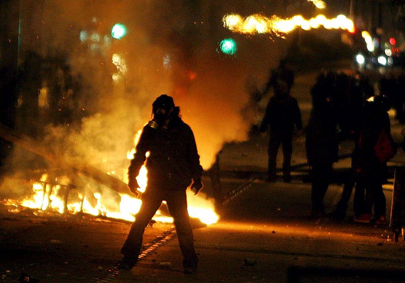 MANIFESTANTES SE ENFRENTAN CON LA POLICÍA LOCAL EN LA UNIVERSIDAD POLITÉCNICA EN EL CENTRO DE ATENAS