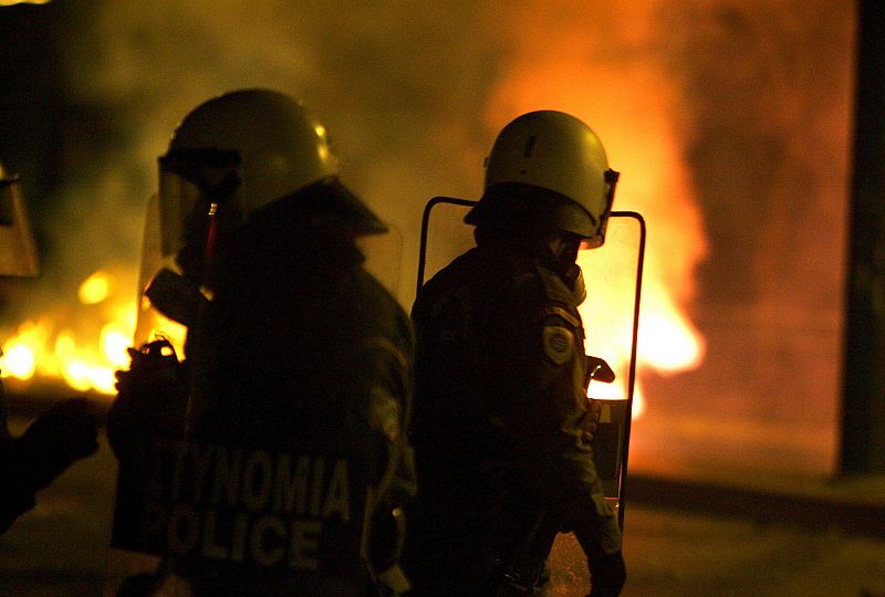 MANIFESTANTES SE ENFRENTAN CON LA POLICÍA LOCAL EN LA UNIVERSIDAD POLITÉCNICA EN EL CENTRO DE ATENAS