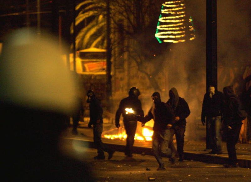 MANIFESTANTES SE ENFRENTAN CON LA POLICÍA LOCAL EN LA UNIVERSIDAD POLITÉCNICA EN EL CENTRO DE ATENAS
