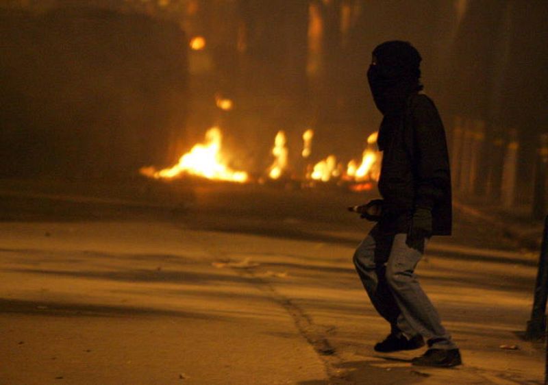 MANIFESTANTES SE ENFRENTAN CON LA POLICÍA LOCAL EN LA UNIVERSIDAD POLITÉCNICA EN EL CENTRO DE ATENAS