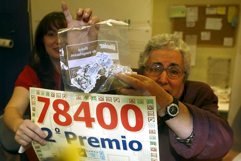 La mujer muestra el décimo que ha lavado por error