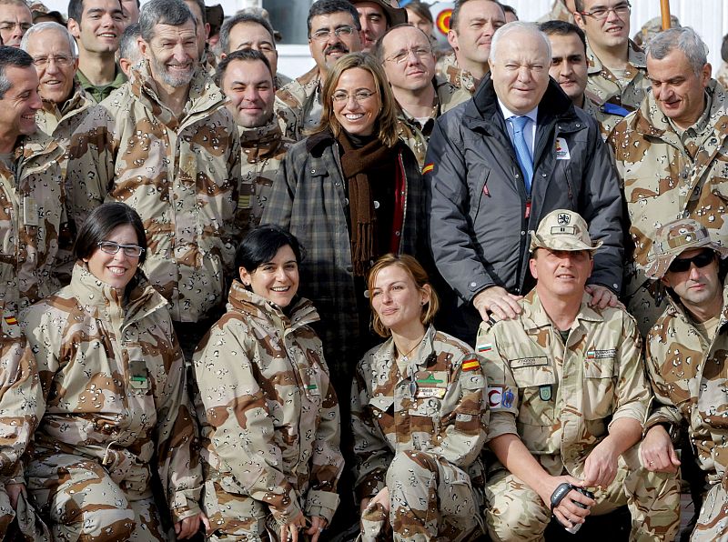 Chacón y Moratinos posan con los soldados de Herat
