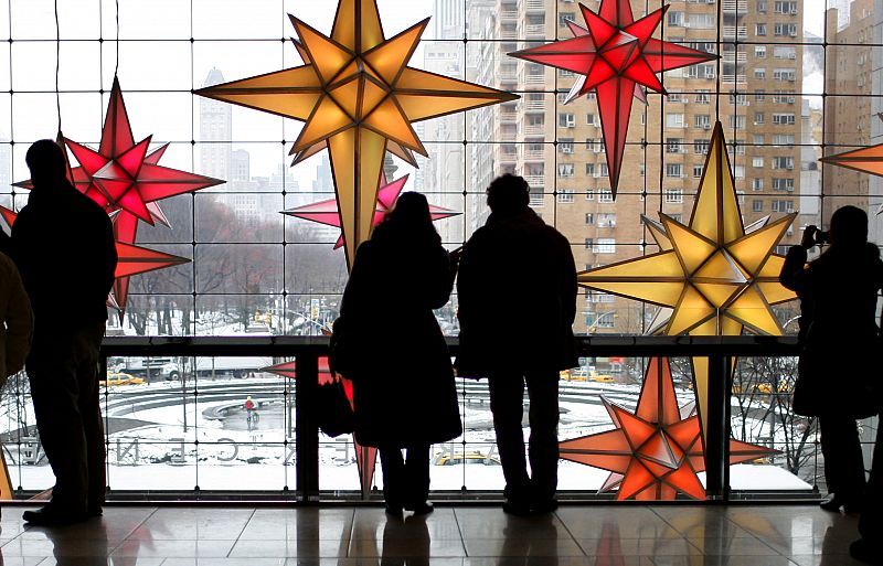 Shoppers pause to view lights on Christmas Eve in New York