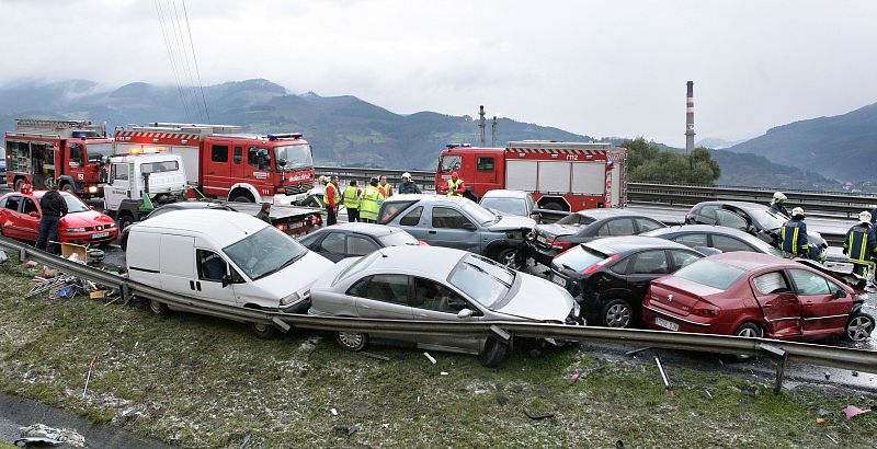 El accidente ha obligado a cortar la A-8 en sentido Cantabria.