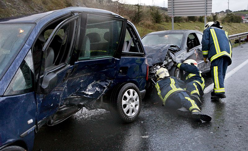 Los bomberos se han tenido que emplear a fondo para ayudar a los afectados.