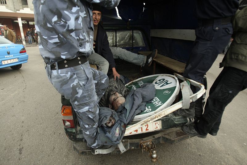 Palestinos  transportando a conciudadanos heridos durante el ataque