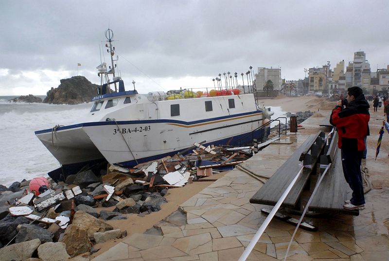 Un pesquero varado este mediodía sobre el paseo marítimo de Blanes