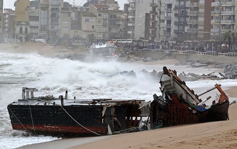 Un barco, destrozado por el temporal en Blanes, Girona