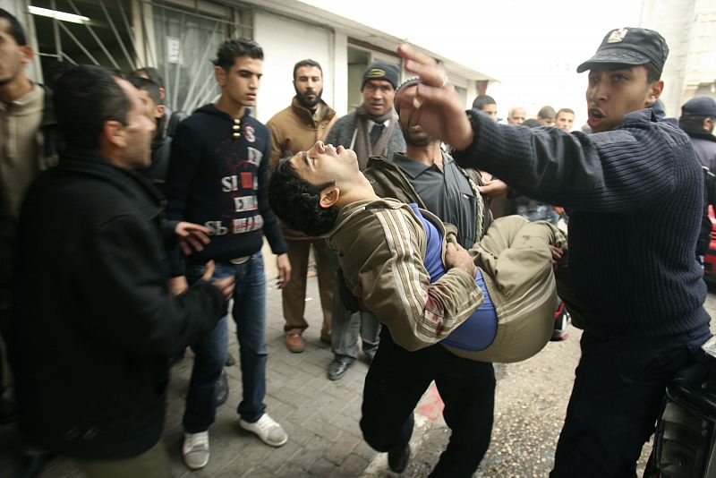 Un herido palestino es conducido al hospital tras los ataques