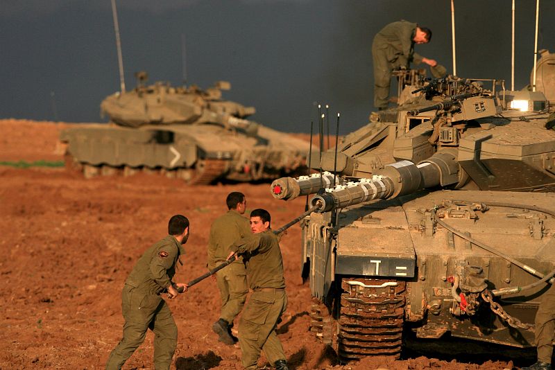 Las fuerzas de defensa israelíes preparan los tanques el martes 29 de diciembre para una posible operación terrestre.